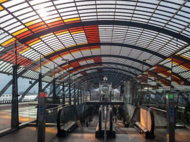 07.08.2024, Amsterdam, Hollanda, Merkez İstasyonu 'ndaki otobüs terminali.
