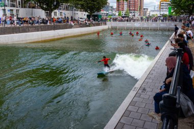 09.08.2024, Rotterdam, Blaak, Hollanda. RiF010 adındaki şehir havuzu, yeni başlayanlardan deneyimli sörfçülere kadar tüm sörf becerileri seviyelerinde Rotterdam 'ın kalbinde yer almaktadır.