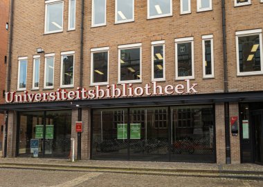 31.07.2024, Groningen, Hollanda, Hollanda, Groningen 'deki Üniversite Kütüphanesi, modern tesisler, geniş koleksiyonlar ve çalışma alanları içerir. Şehir merkezinde yer alan merkez, öğrenciler ve araştırmacılar için bir merkez görevi görüyor.