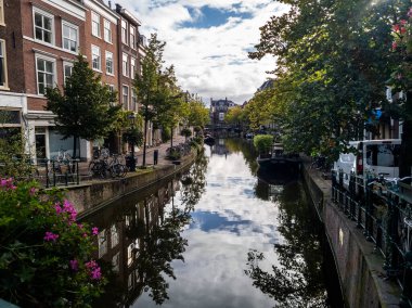 13.09.2024 Leiden, Hollanda, Leidens kanalları, tarihi Hollanda binaları ve yemyeşil alanlarla kaplı, kentin dingin güzelliğini yansıtıyor. Sakin sular ve pitoresk mimari sakin bir şehir manzarası yaratır..