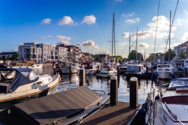 27.07.2024 Leiden, Hollanda, Leidens limanında tekne fuarı, iki günlük geleneksel Hollanda gemileri sergisi
