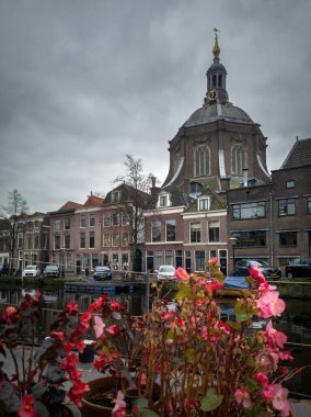 Leiden, Hollanda 10 Kasım 2024, Oude Vest Kanalı, geleneksel evler ve Marekerk Protestan Kilisesi