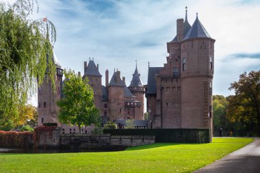 Kasteel de Haar, Hollanda 'da muhteşem bir ortaçağ şatosu, büyük mimarisi, yemyeşil bahçeleri ve zengin tarihi var. Turlar, olaylar ve fotoğrafçılık için mükemmel..