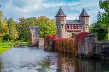 Kasteel de Haar, Hollanda 'da muhteşem bir ortaçağ şatosu, büyük mimarisi, yemyeşil bahçeleri ve zengin tarihi var. Turlar, olaylar ve fotoğrafçılık için mükemmel..