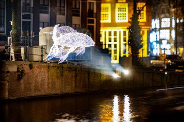 30.11.2024 Amsterdam, Hollanda, Amsterdam, Amsterdam kanalları üzerinde Geleneksel Işık Festivali, turistik eğlence ve sanatçılar için sanat eserlerini sunma şansı