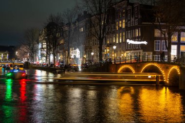 30.11.2024 Amsterdam, Hollanda, Amsterdam, Amsterdam kanalları üzerinde Geleneksel Işık Festivali, turistik eğlence ve sanatçılar için sanat eserlerini sunma şansı