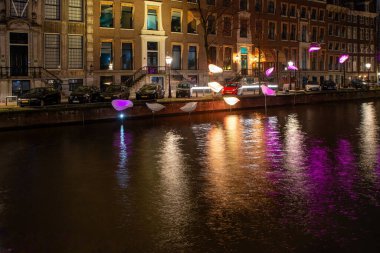 30.11.2024 Amsterdam, Hollanda, Amsterdam, Amsterdam kanalları üzerinde Geleneksel Işık Festivali, turistik eğlence ve sanatçılar için sanat eserlerini sunma şansı