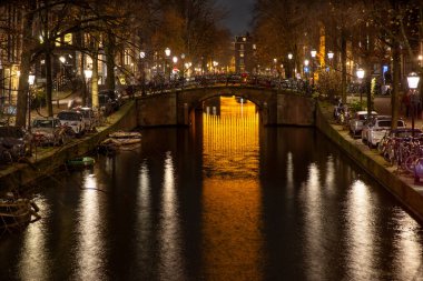 30.11.2024 Amsterdam, Hollanda, Amsterdam, Amsterdam kanalları üzerinde Geleneksel Işık Festivali, turistik eğlence ve sanatçılar için sanat eserlerini sunma şansı