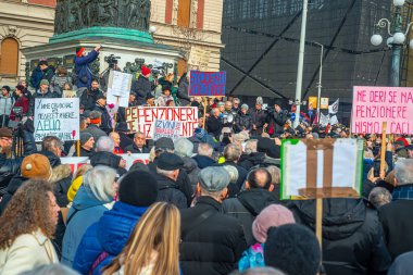 Kasım 2024 'ten beri devam eden öğrenci gösterilerine 5 Şubat 2025' te Belgrad, Sırbistan, Emekliler ve yaşlılar katıldı