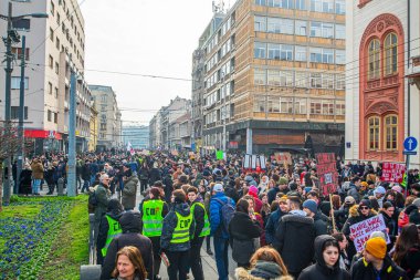 Kasım 2024 'ten beri devam eden öğrenci gösterilerine 5 Şubat 2025' te Belgrad, Sırbistan, Emekliler ve yaşlılar katıldı