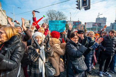 Kasım 2024 'ten beri devam eden öğrenci gösterilerine 5 Şubat 2025' te Belgrad, Sırbistan, Emekliler ve yaşlılar katıldı