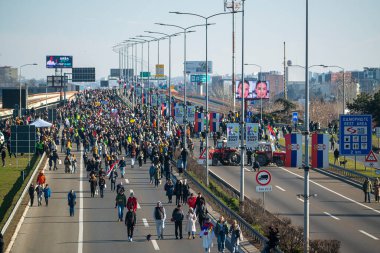 09.02.2025 Belgrad, Sırbistan, Öğrenciler, motosikletçiler ve çiftçiler, Novi Sad tren istasyonunun çatısının trajik bir şekilde çökmesi sonucu hayatını kaybeden 15 kişi için adalet talep eden hükümete karşı protesto gösterisi düzenlediler..