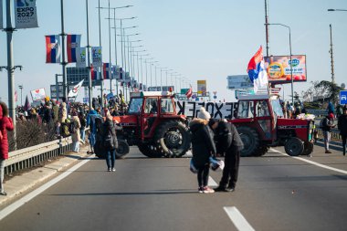 09.02.2025 Belgrad, Sırbistan, Öğrenciler, motosikletçiler ve çiftçiler, Novi Sad tren istasyonunun çatısının trajik bir şekilde çökmesi sonucu hayatını kaybeden 15 kişi için adalet talep eden hükümete karşı protesto gösterisi düzenlediler..
