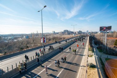 09.02.2025 Belgrad, Sırbistan, Öğrenciler, motosikletçiler ve çiftçiler, Novi Sad tren istasyonunun çatısının trajik bir şekilde çökmesi sonucu hayatını kaybeden 15 kişi için adalet talep eden hükümete karşı protesto gösterisi düzenlediler..