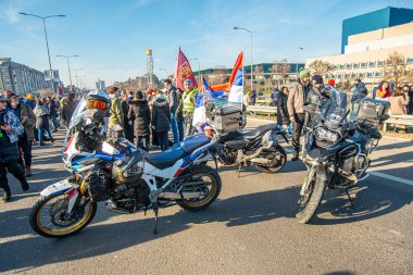 09.02.2025 Belgrad, Sırbistan, Öğrenciler, motosikletçiler ve çiftçiler, Novi Sad tren istasyonunun çatısının trajik bir şekilde çökmesi sonucu hayatını kaybeden 15 kişi için adalet talep eden hükümete karşı protesto gösterisi düzenlediler..