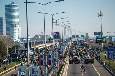 09.02.2025 Belgrad, Sırbistan, Öğrenciler, motosikletçiler ve çiftçiler, Novi Sad tren istasyonunun çatısının trajik bir şekilde çökmesi sonucu hayatını kaybeden 15 kişi için adalet talep eden hükümete karşı protesto gösterisi düzenlediler..
