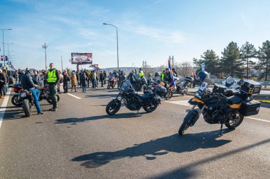 09.02.2025 Belgrad, Sırbistan, Öğrenciler, motosikletçiler ve çiftçiler, Novi Sad tren istasyonunun çatısının trajik bir şekilde çökmesi sonucu hayatını kaybeden 15 kişi için adalet talep eden hükümete karşı protesto gösterisi düzenlediler..