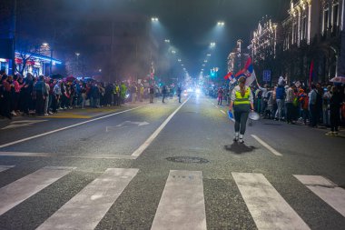 14.03... 2025 Belgrad, Sırbistan, Öğrenciler ve çiftçiler Novi Sad tren istasyonunun çatısının trajik bir şekilde çökmesi sonucu hayatını kaybeden 15 kişi için adalet talebiyle hükümete karşı protesto gösterisi düzenlediler.