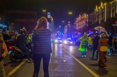 14.03... 2025 Belgrad, Sırbistan, Öğrenciler ve çiftçiler Novi Sad tren istasyonunun çatısının trajik bir şekilde çökmesi sonucu hayatını kaybeden 15 kişi için adalet talebiyle hükümete karşı protesto gösterisi düzenlediler.