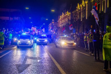 14.03... 2025 Belgrad, Sırbistan, Öğrenciler ve çiftçiler Novi Sad tren istasyonunun çatısının trajik bir şekilde çökmesi sonucu hayatını kaybeden 15 kişi için adalet talebiyle hükümete karşı protesto gösterisi düzenlediler.