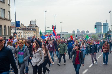 15.03... 2025 Belgrad, Sırbistan, Öğrenciler ve çiftçiler Novi Sad tren istasyonunun çatısının trajik bir şekilde çökmesi sonucu hayatını kaybeden 15 kişi için adalet talebiyle hükümete karşı protesto gösterisi düzenlediler.