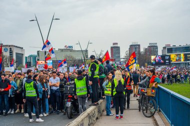 15.03... 2025 Belgrad, Sırbistan, Öğrenciler ve çiftçiler Novi Sad tren istasyonunun çatısının trajik bir şekilde çökmesi sonucu hayatını kaybeden 15 kişi için adalet talebiyle hükümete karşı protesto gösterisi düzenlediler.