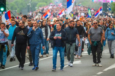 15.03... 2025 Belgrad, Sırbistan, Öğrenciler ve çiftçiler Novi Sad tren istasyonunun çatısının trajik bir şekilde çökmesi sonucu hayatını kaybeden 15 kişi için adalet talebiyle hükümete karşı protesto gösterisi düzenlediler.