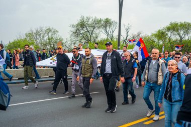 15.03... 2025 Belgrad, Sırbistan, Öğrenciler ve çiftçiler Novi Sad tren istasyonunun çatısının trajik bir şekilde çökmesi sonucu hayatını kaybeden 15 kişi için adalet talebiyle hükümete karşı protesto gösterisi düzenlediler.