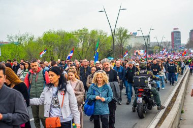 15.03... 2025 Belgrad, Sırbistan, Öğrenciler ve çiftçiler Novi Sad tren istasyonunun çatısının trajik bir şekilde çökmesi sonucu hayatını kaybeden 15 kişi için adalet talebiyle hükümete karşı protesto gösterisi düzenlediler.