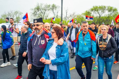 15.03... 2025 Belgrad, Sırbistan, Öğrenciler ve çiftçiler Novi Sad tren istasyonunun çatısının trajik bir şekilde çökmesi sonucu hayatını kaybeden 15 kişi için adalet talebiyle hükümete karşı protesto gösterisi düzenlediler.