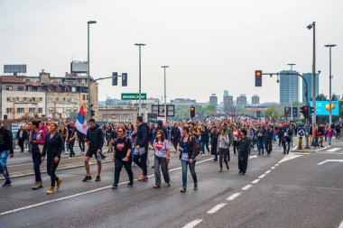 15.03... 2025 Belgrad, Sırbistan, Öğrenciler ve çiftçiler Novi Sad tren istasyonunun çatısının trajik bir şekilde çökmesi sonucu hayatını kaybeden 15 kişi için adalet talebiyle hükümete karşı protesto gösterisi düzenlediler.