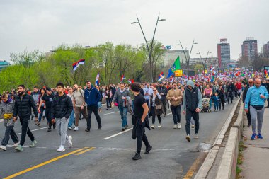 15.03... 2025 Belgrad, Sırbistan, Öğrenciler ve çiftçiler Novi Sad tren istasyonunun çatısının trajik bir şekilde çökmesi sonucu hayatını kaybeden 15 kişi için adalet talebiyle hükümete karşı protesto gösterisi düzenlediler.