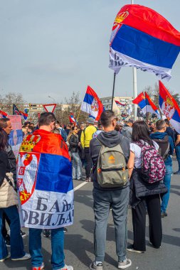 15.03... 2025 Belgrad, Sırbistan, Öğrenciler ve çiftçiler Novi Sad tren istasyonunun çatısının trajik bir şekilde çökmesi sonucu hayatını kaybeden 15 kişi için adalet talebiyle hükümete karşı protesto gösterisi düzenlediler.