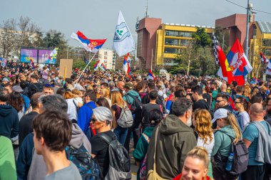 15.03... 2025 Belgrad, Sırbistan, Öğrenciler ve çiftçiler Novi Sad tren istasyonunun çatısının trajik bir şekilde çökmesi sonucu hayatını kaybeden 15 kişi için adalet talebiyle hükümete karşı protesto gösterisi düzenlediler.
