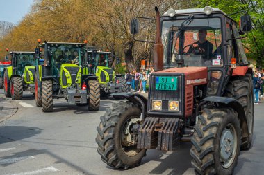 15.03... 2025 Belgrad, Sırbistan, Öğrenciler ve çiftçiler Novi Sad tren istasyonunun çatısının trajik bir şekilde çökmesi sonucu hayatını kaybeden 15 kişi için adalet talebiyle hükümete karşı protesto gösterisi düzenlediler.