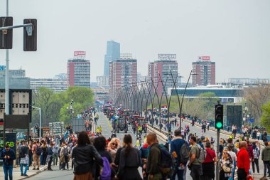 15.03... 2025 Belgrad, Sırbistan, Öğrenciler ve çiftçiler Novi Sad tren istasyonunun çatısının trajik bir şekilde çökmesi sonucu hayatını kaybeden 15 kişi için adalet talebiyle hükümete karşı protesto gösterisi düzenlediler.