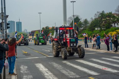 15.03... 2025 Belgrad, Sırbistan, Öğrenciler ve çiftçiler Novi Sad tren istasyonunun çatısının trajik bir şekilde çökmesi sonucu hayatını kaybeden 15 kişi için adalet talebiyle hükümete karşı protesto gösterisi düzenlediler.