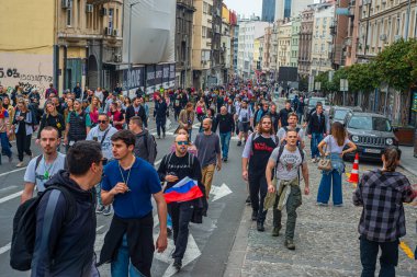 15.03... 2025 Belgrad, Sırbistan, Öğrenciler ve çiftçiler Novi Sad tren istasyonunun çatısının trajik bir şekilde çökmesi sonucu hayatını kaybeden 15 kişi için adalet talebiyle hükümete karşı protesto gösterisi düzenlediler.