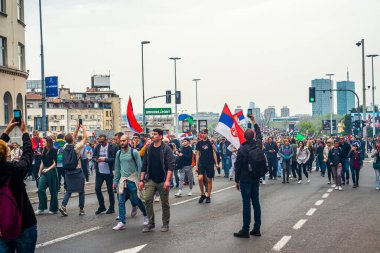 15.03... 2025 Belgrad, Sırbistan, Öğrenciler ve çiftçiler Novi Sad tren istasyonunun çatısının trajik bir şekilde çökmesi sonucu hayatını kaybeden 15 kişi için adalet talebiyle hükümete karşı protesto gösterisi düzenlediler.