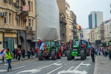 15.03... 2025 Belgrad, Sırbistan, Öğrenciler ve çiftçiler Novi Sad tren istasyonunun çatısının trajik bir şekilde çökmesi sonucu hayatını kaybeden 15 kişi için adalet talebiyle hükümete karşı protesto gösterisi düzenlediler.
