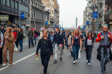 15.03... 2025 Belgrad, Sırbistan, Öğrenciler ve çiftçiler Novi Sad tren istasyonunun çatısının trajik bir şekilde çökmesi sonucu hayatını kaybeden 15 kişi için adalet talebiyle hükümete karşı protesto gösterisi düzenlediler.