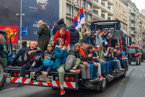 15.03... 2025 Belgrad, Sırbistan, Öğrenciler ve çiftçiler Novi Sad tren istasyonunun çatısının trajik bir şekilde çökmesi sonucu hayatını kaybeden 15 kişi için adalet talebiyle hükümete karşı protesto gösterisi düzenlediler.