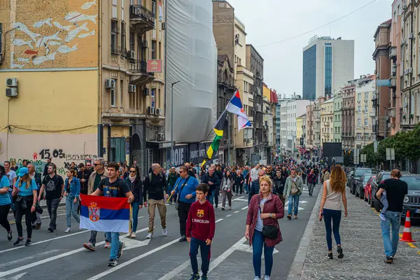 15.03... 2025 Belgrad, Sırbistan, Öğrenciler ve çiftçiler Novi Sad tren istasyonunun çatısının trajik bir şekilde çökmesi sonucu hayatını kaybeden 15 kişi için adalet talebiyle hükümete karşı protesto gösterisi düzenlediler.
