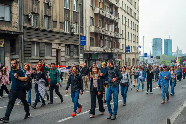 15.03... 2025 Belgrad, Sırbistan, Öğrenciler ve çiftçiler Novi Sad tren istasyonunun çatısının trajik bir şekilde çökmesi sonucu hayatını kaybeden 15 kişi için adalet talebiyle hükümete karşı protesto gösterisi düzenlediler.