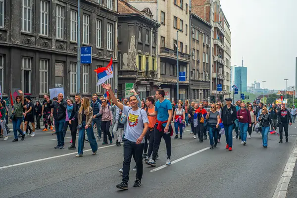 15.03... 2025 Belgrad, Sırbistan, Öğrenciler ve çiftçiler Novi Sad tren istasyonunun çatısının trajik bir şekilde çökmesi sonucu hayatını kaybeden 15 kişi için adalet talebiyle hükümete karşı protesto gösterisi düzenlediler.