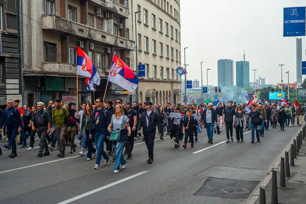 15.03... 2025 Belgrad, Sırbistan, Öğrenciler ve çiftçiler Novi Sad tren istasyonunun çatısının trajik bir şekilde çökmesi sonucu hayatını kaybeden 15 kişi için adalet talebiyle hükümete karşı protesto gösterisi düzenlediler.
