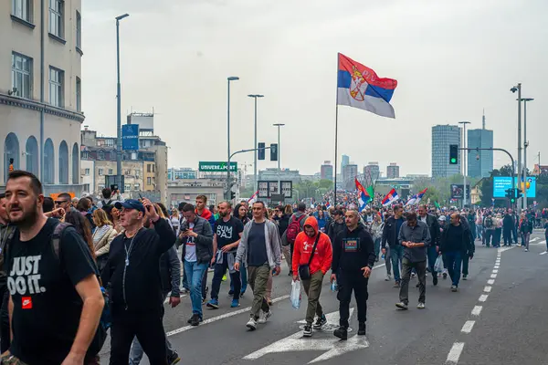 15.03... 2025 Belgrad, Sırbistan, Öğrenciler ve çiftçiler Novi Sad tren istasyonunun çatısının trajik bir şekilde çökmesi sonucu hayatını kaybeden 15 kişi için adalet talebiyle hükümete karşı protesto gösterisi düzenlediler.