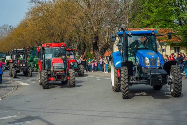 15.03... 2025 Belgrad, Sırbistan, Öğrenciler ve çiftçiler Novi Sad tren istasyonunun çatısının trajik bir şekilde çökmesi sonucu hayatını kaybeden 15 kişi için adalet talebiyle hükümete karşı protesto gösterisi düzenlediler.