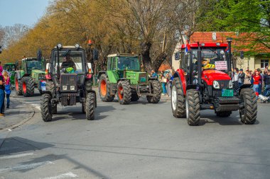 15.03... 2025 Belgrad, Sırbistan, Öğrenciler ve çiftçiler Novi Sad tren istasyonunun çatısının trajik bir şekilde çökmesi sonucu hayatını kaybeden 15 kişi için adalet talebiyle hükümete karşı protesto gösterisi düzenlediler.