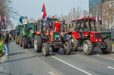 15.03... 2025 Belgrad, Sırbistan, Öğrenciler ve çiftçiler Novi Sad tren istasyonunun çatısının trajik bir şekilde çökmesi sonucu hayatını kaybeden 15 kişi için adalet talebiyle hükümete karşı protesto gösterisi düzenlediler.